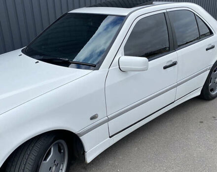 Белый Мерседес Ц-Класс, объемом двигателя 1.8 л и пробегом 350 тыс. км за 3500 $, фото 1 на Automoto.ua