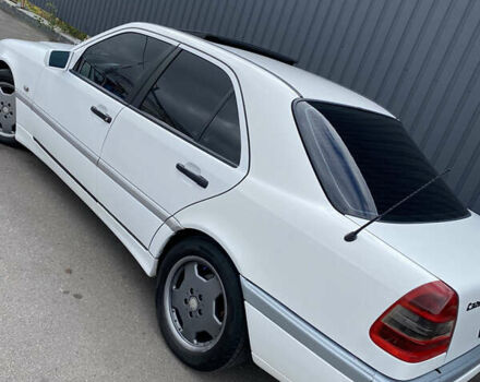 Белый Мерседес Ц-Класс, объемом двигателя 1.8 л и пробегом 350 тыс. км за 3500 $, фото 4 на Automoto.ua