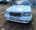 Білий Мерседес Ц-Клас, об'ємом двигуна 2 л та пробігом 200 тис. км за 2100 $, фото 1 на Automoto.ua