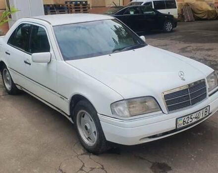Белый Мерседес Ц-Класс, объемом двигателя 1.8 л и пробегом 271 тыс. км за 3500 $, фото 2 на Automoto.ua