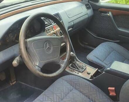 Белый Мерседес Ц-Класс, объемом двигателя 1.8 л и пробегом 271 тыс. км за 3500 $, фото 5 на Automoto.ua