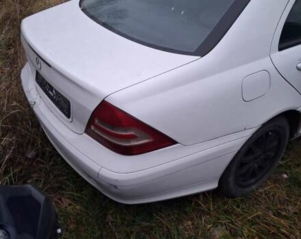 Белый Мерседес Ц-Класс, объемом двигателя 3.2 л и пробегом 200 тыс. км за 500 $, фото 4 на Automoto.ua