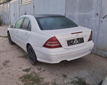 Белый Мерседес Ц-Класс, объемом двигателя 3.2 л и пробегом 200 тыс. км за 500 $, фото 8 на Automoto.ua