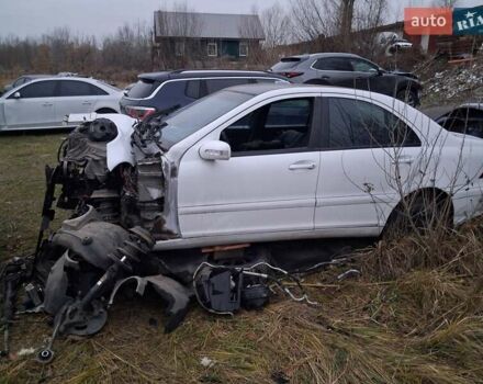 Белый Мерседес Ц-Класс, объемом двигателя 3.2 л и пробегом 200 тыс. км за 500 $, фото 2 на Automoto.ua