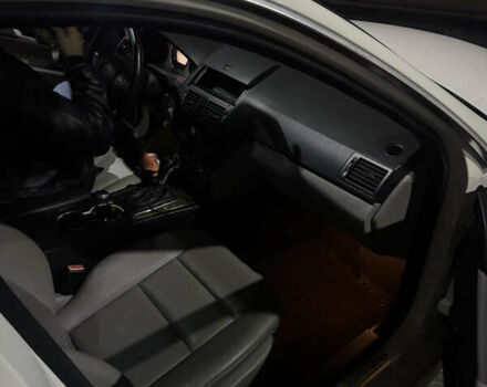 Белый Мерседес Ц-Класс, объемом двигателя 3.5 л и пробегом 285 тыс. км за 9000 $, фото 3 на Automoto.ua