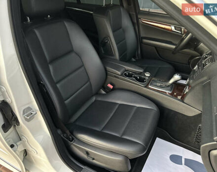 Белый Мерседес Ц-Класс, объемом двигателя 3 л и пробегом 155 тыс. км за 11700 $, фото 57 на Automoto.ua