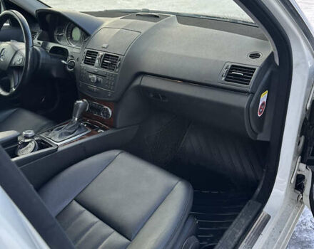 Белый Мерседес Ц-Класс, объемом двигателя 3 л и пробегом 160 тыс. км за 7200 $, фото 7 на Automoto.ua