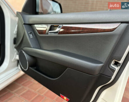 Белый Мерседес Ц-Класс, объемом двигателя 3 л и пробегом 155 тыс. км за 11700 $, фото 33 на Automoto.ua