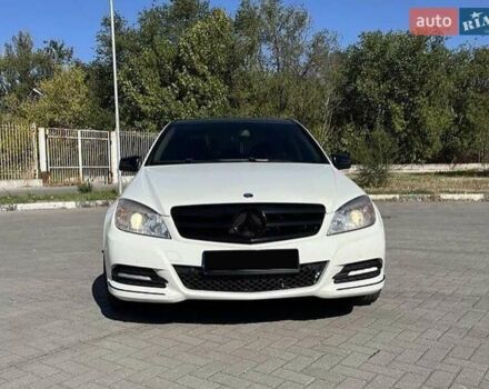Белый Мерседес Ц-Класс, объемом двигателя 3 л и пробегом 260 тыс. км за 7500 $, фото 1 на Automoto.ua