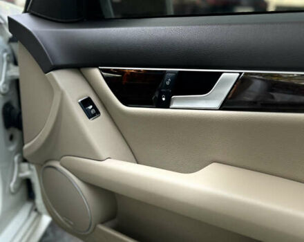 Белый Мерседес Ц-Класс, объемом двигателя 3 л и пробегом 200 тыс. км за 10700 $, фото 14 на Automoto.ua