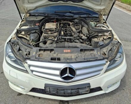 Белый Мерседес Ц-Класс, объемом двигателя 2.2 л и пробегом 156 тыс. км за 2900 $, фото 6 на Automoto.ua