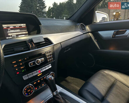 Белый Мерседес Ц-Класс, объемом двигателя 1.8 л и пробегом 165 тыс. км за 13800 $, фото 3 на Automoto.ua