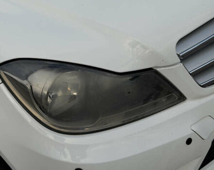 Белый Мерседес Ц-Класс, объемом двигателя 1.8 л и пробегом 195 тыс. км за 12500 $, фото 5 на Automoto.ua