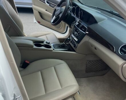 Белый Мерседес Ц-Класс, объемом двигателя 1.8 л и пробегом 138 тыс. км за 15000 $, фото 3 на Automoto.ua