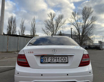 Белый Мерседес Ц-Класс, объемом двигателя 1.8 л и пробегом 195 тыс. км за 12500 $, фото 2 на Automoto.ua