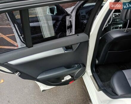 Белый Мерседес Ц-Класс, объемом двигателя 2.1 л и пробегом 360 тыс. км за 9300 $, фото 12 на Automoto.ua