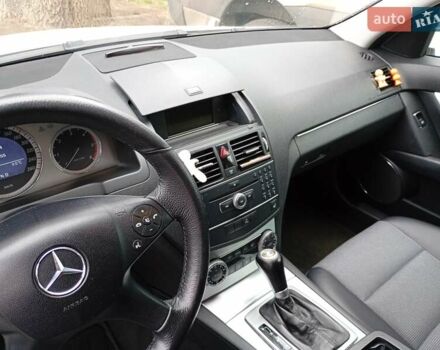 Белый Мерседес Ц-Класс, объемом двигателя 2.1 л и пробегом 360 тыс. км за 9300 $, фото 2 на Automoto.ua