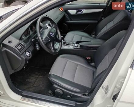 Белый Мерседес Ц-Класс, объемом двигателя 2.1 л и пробегом 360 тыс. км за 9300 $, фото 6 на Automoto.ua