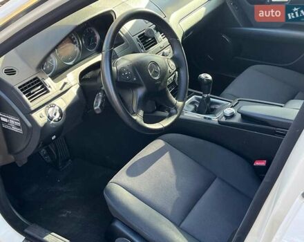 Мерседес Ц-Класс 2010 в Киеве на Automoto.ua Белый Мерседес Ц-Класс, объемом двигателя 2.1 л и пробегом 412 тыс. км за 8990 $, фото 14 на Automoto.ua