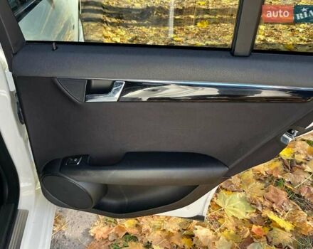 Мерседес Ц-Класс 2010 в Киеве на Automoto.ua Белый Мерседес Ц-Класс, объемом двигателя 2.1 л и пробегом 412 тыс. км за 8990 $, фото 28 на Automoto.ua