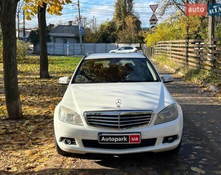 Мерседес Ц-Класс 2010 в Киеве на Automoto.ua Белый Мерседес Ц-Класс, объемом двигателя 2.1 л и пробегом 412 тыс. км за 8990 $, фото 2 на Automoto.ua