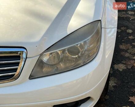 Мерседес Ц-Класс 2010 в Киеве на Automoto.ua Белый Мерседес Ц-Класс, объемом двигателя 2.1 л и пробегом 412 тыс. км за 8990 $, фото 4 на Automoto.ua