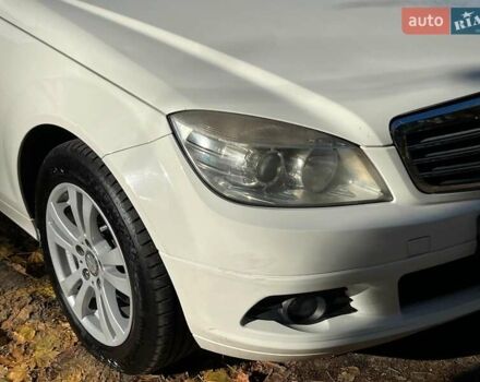 Мерседес Ц-Класс 2010 в Киеве на Automoto.ua Белый Мерседес Ц-Класс, объемом двигателя 2.1 л и пробегом 412 тыс. км за 8990 $, фото 1 на Automoto.ua