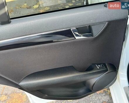 Мерседес Ц-Класс 2010 в Киеве на Automoto.ua Белый Мерседес Ц-Класс, объемом двигателя 2.1 л и пробегом 412 тыс. км за 8990 $, фото 27 на Automoto.ua