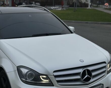 Белый Мерседес Ц-Класс, объемом двигателя 2.1 л и пробегом 322 тыс. км за 10400 $, фото 4 на Automoto.ua