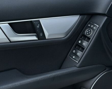 Белый Мерседес Ц-Класс, объемом двигателя 2.1 л и пробегом 322 тыс. км за 10400 $, фото 10 на Automoto.ua