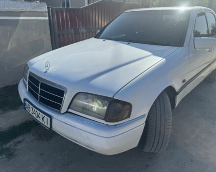 Белый Мерседес Ц-Класс, объемом двигателя 1.8 л и пробегом 350 тыс. км за 1800 $, фото 1 на Automoto.ua