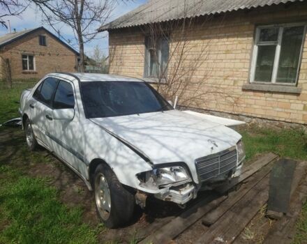 Белый Мерседес Ц-Класс, объемом двигателя 0 л и пробегом 400 тыс. км за 1500 $, фото 1 на Automoto.ua