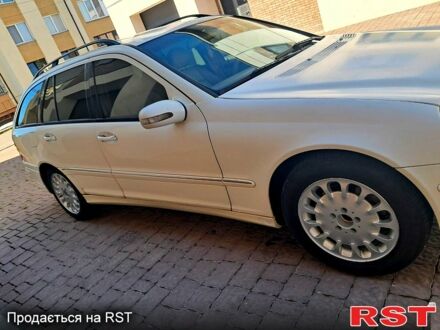 Белый Мерседес Ц-Класс, объемом двигателя 2.6 л и пробегом 240 тыс. км за 7000 $, фото 1 на Automoto.ua