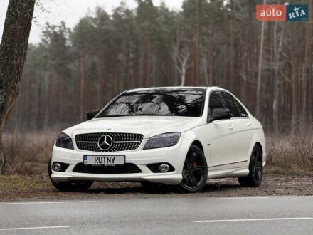 Мерседес Ц-Класс 2007 в Олевске на Automoto.ua Белый Мерседес Ц-Класс, объемом двигателя 1.8 л и пробегом 233 тыс. км за 9499 $, фото 1 на Automoto.ua
