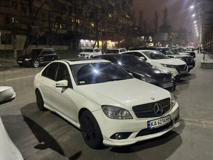 Белый Мерседес Ц-Класс, объемом двигателя 3.5 л и пробегом 285 тыс. км за 9000 $, фото 1 на Automoto.ua