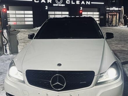 Белый Мерседес Ц-Класс, объемом двигателя 2.1 л и пробегом 240 тыс. км за 13300 $, фото 1 на Automoto.ua