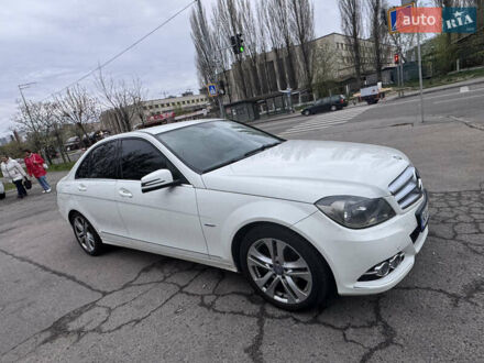Мерседес Ц-Класс 2011 в Киеве на Automoto.ua Белый Мерседес Ц-Класс, объемом двигателя 1.8 л и пробегом 126 тыс. км за 15200 $, фото 1 на Automoto.ua