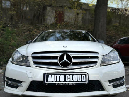 Мерседес Ц-Класс 2011 в Киеве на Automoto.ua Белый Мерседес Ц-Класс, объемом двигателя 3 л и пробегом 200 тыс. км за 10700 $, фото 1 на Automoto.ua