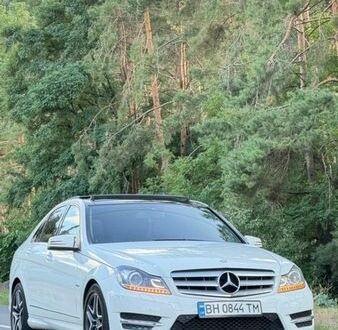 Белый Мерседес Ц-Класс, объемом двигателя 2.2 л и пробегом 257 тыс. км за 13500 $, фото 1 на Automoto.ua