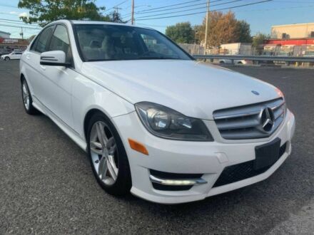 Мерседес Ц-Класс 2013 в Киеве на Automoto.ua Белый Мерседес Ц-Класс, объемом двигателя 3.5 л и пробегом 80 тыс. км за 3100 $, фото 1 на Automoto.ua