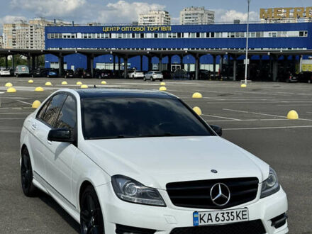 Мерседес Ц-Класс 2013 в Киеве на Automoto.ua Белый Мерседес Ц-Класс, объемом двигателя 1.8 л и пробегом 225 тыс. км за 12200 $, фото 1 на Automoto.ua