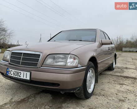 Бежевый Мерседес Ц-Класс, объемом двигателя 1.8 л и пробегом 381 тыс. км за 3650 $, фото 1 на Automoto.ua