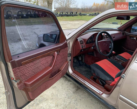 Бежевый Мерседес Ц-Класс, объемом двигателя 1.8 л и пробегом 381 тыс. км за 3650 $, фото 9 на Automoto.ua