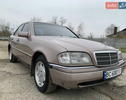 Бежевый Мерседес Ц-Класс, объемом двигателя 1.8 л и пробегом 381 тыс. км за 3650 $, фото 3 на Automoto.ua