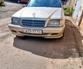 Бежевий Мерседес Ц-Клас, об'ємом двигуна 1.8 л та пробігом 300 тис. км за 2750 $, фото 1 на Automoto.ua
