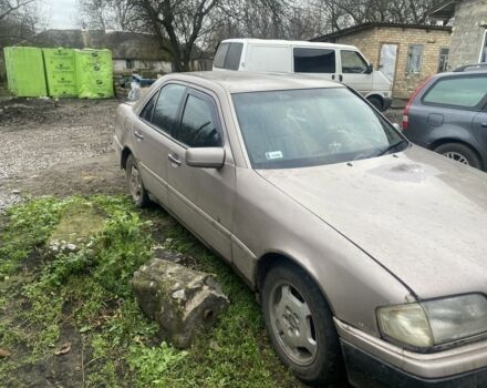 Бежевый Мерседес Ц-Класс, объемом двигателя 2.5 л и пробегом 200 тыс. км за 693 $, фото 1 на Automoto.ua