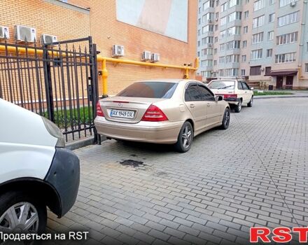 Бежевый Мерседес Ц-Класс, объемом двигателя 2 л и пробегом 300 тыс. км за 4500 $, фото 3 на Automoto.ua