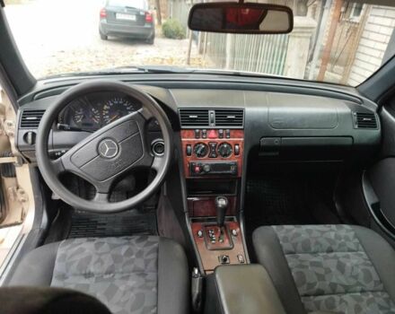 Бежевый Мерседес Ц-Класс, объемом двигателя 2.2 л и пробегом 520 тыс. км за 3700 $, фото 1 на Automoto.ua