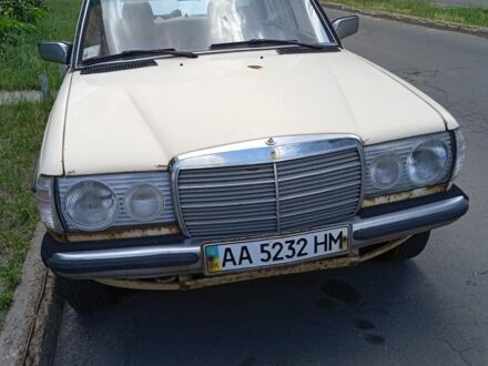 Мерседес Ц-Клас 1984 у Києві на Automoto.ua Бежевий Мерседес Ц-Клас, об'ємом двигуна 2 л та пробігом 800 тис. км за 1900 $, фото 1 на Automoto.ua