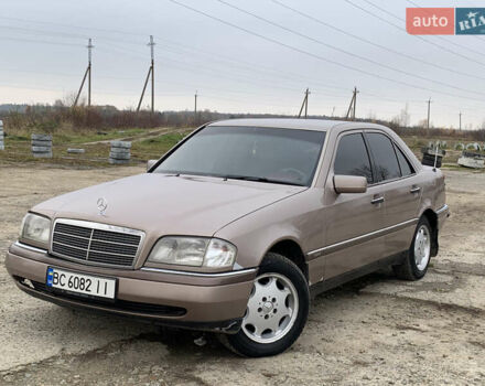 Бежевый Мерседес Ц-Класс, объемом двигателя 1.8 л и пробегом 381 тыс. км за 3650 $, фото 1 на Automoto.ua